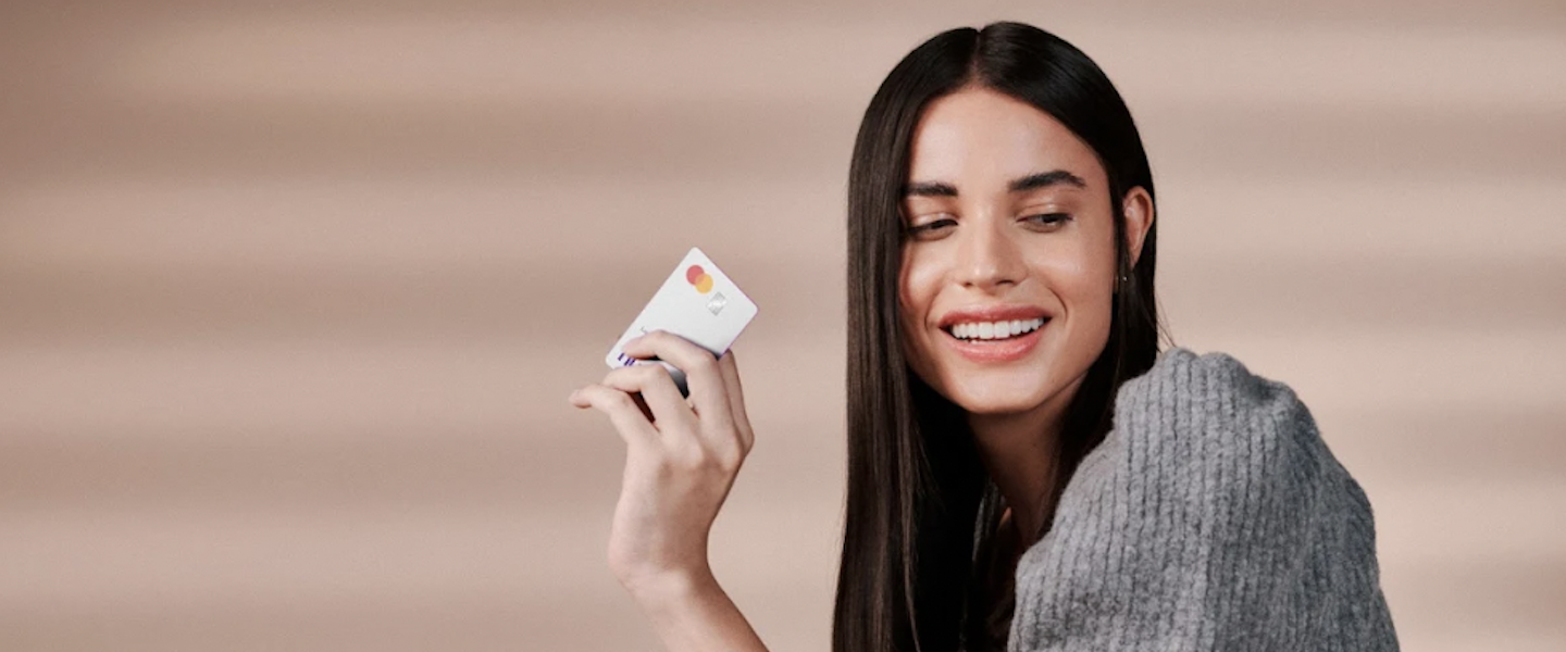Nubank lança modelo de cartão de crédito prateado para clientes