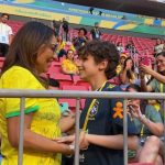 Janja conhece menino cego em visita à seleção brasileira feminina