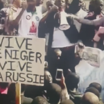 Manifestantes no Níger gritam “Viva Putin” em embaixada da França